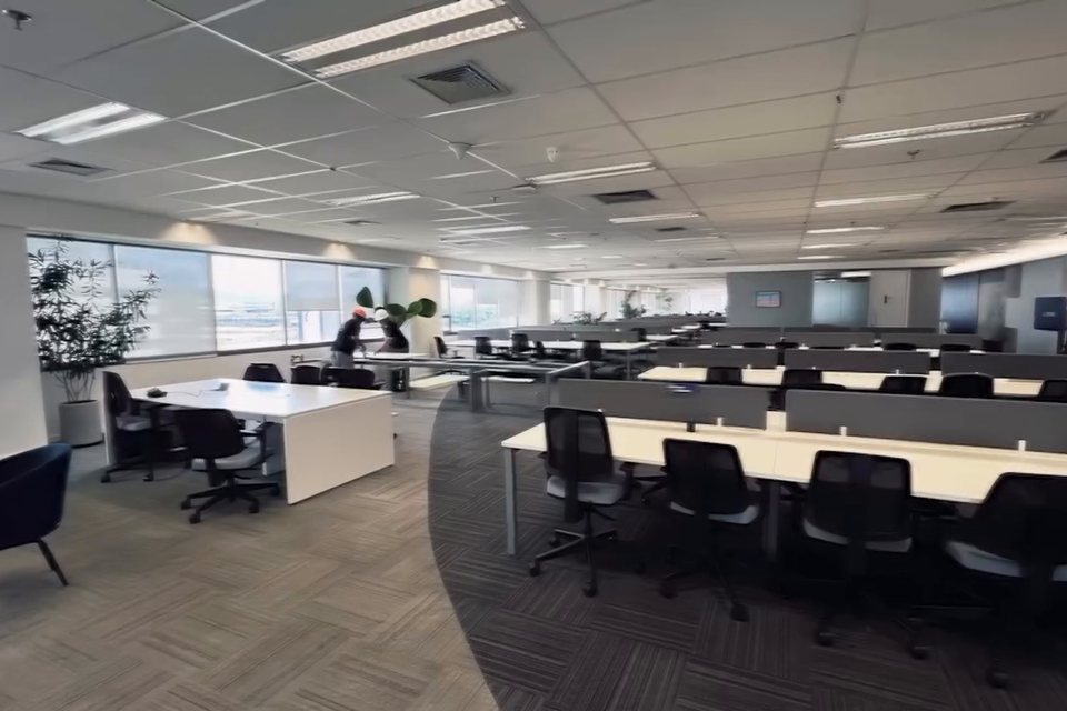 Escritório corporativo entregue, com estações de trabalho