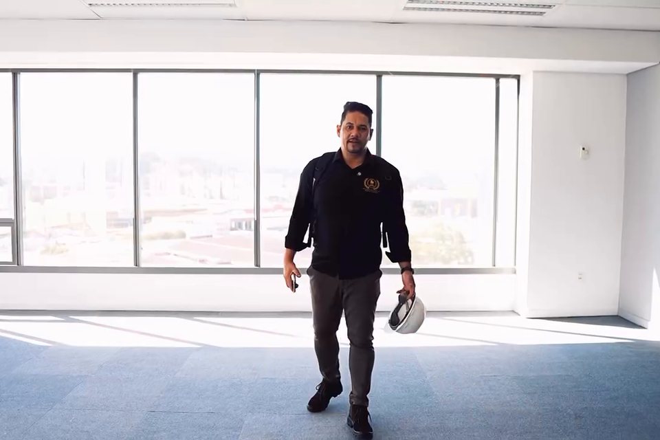 Engenheiro da CLS em andar corporativo em obra